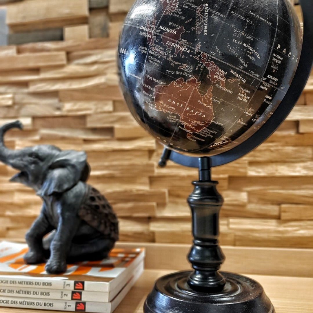 Petit globe décoratif en bois.